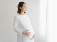 お腹を触る妊婦さん